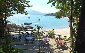 Bangalô com vista para o mar no condomínio Yacamim Ilhabela praia do Curral